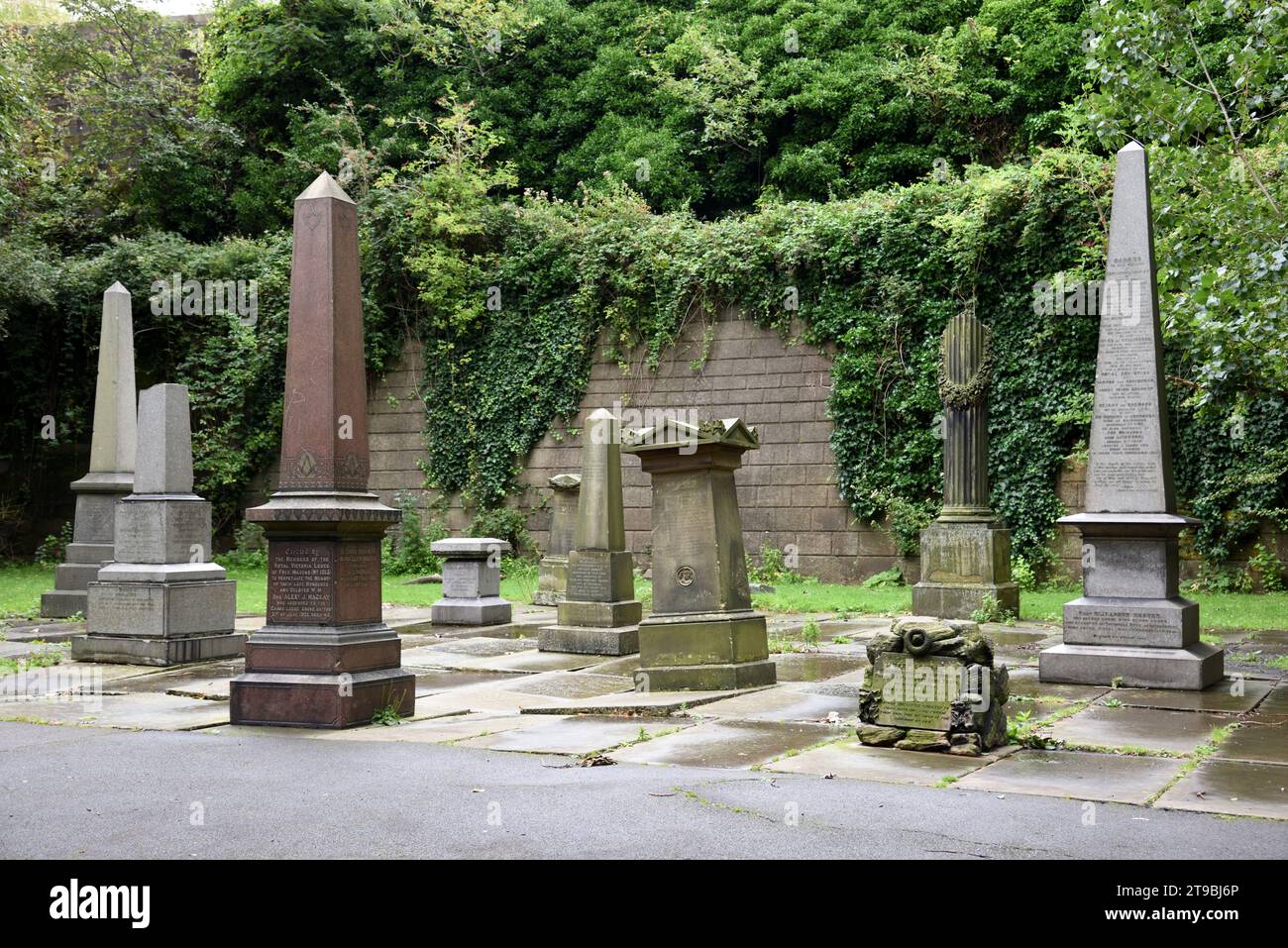 Historische Obelisk-Gräber, Grabsteine, Gräber, Friedhof und Grabsteine in St. James Memorial Cemetery, Saint James Mount & Gardens Liverpool Stockfoto