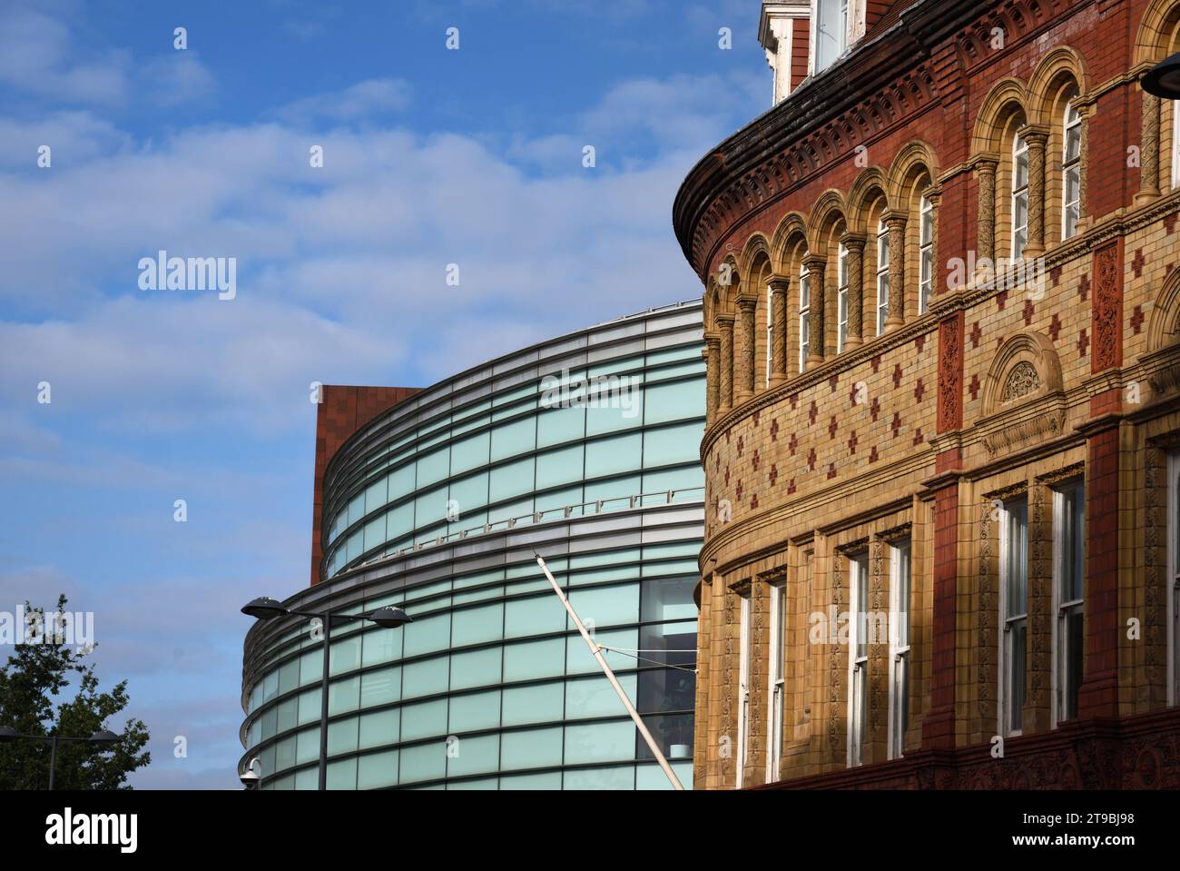 Das moderne John Lewis Building & Victorian Red Brick Church House, I Hanover Street, denkmalgeschütztes Gebäude Liverpool England Großbritannien Stockfoto