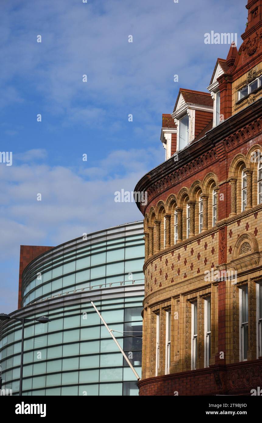 Das moderne John Lewis Building & Victorian Red Brick Church House, I Hanover Street, denkmalgeschütztes Gebäude Liverpool England Großbritannien Stockfoto