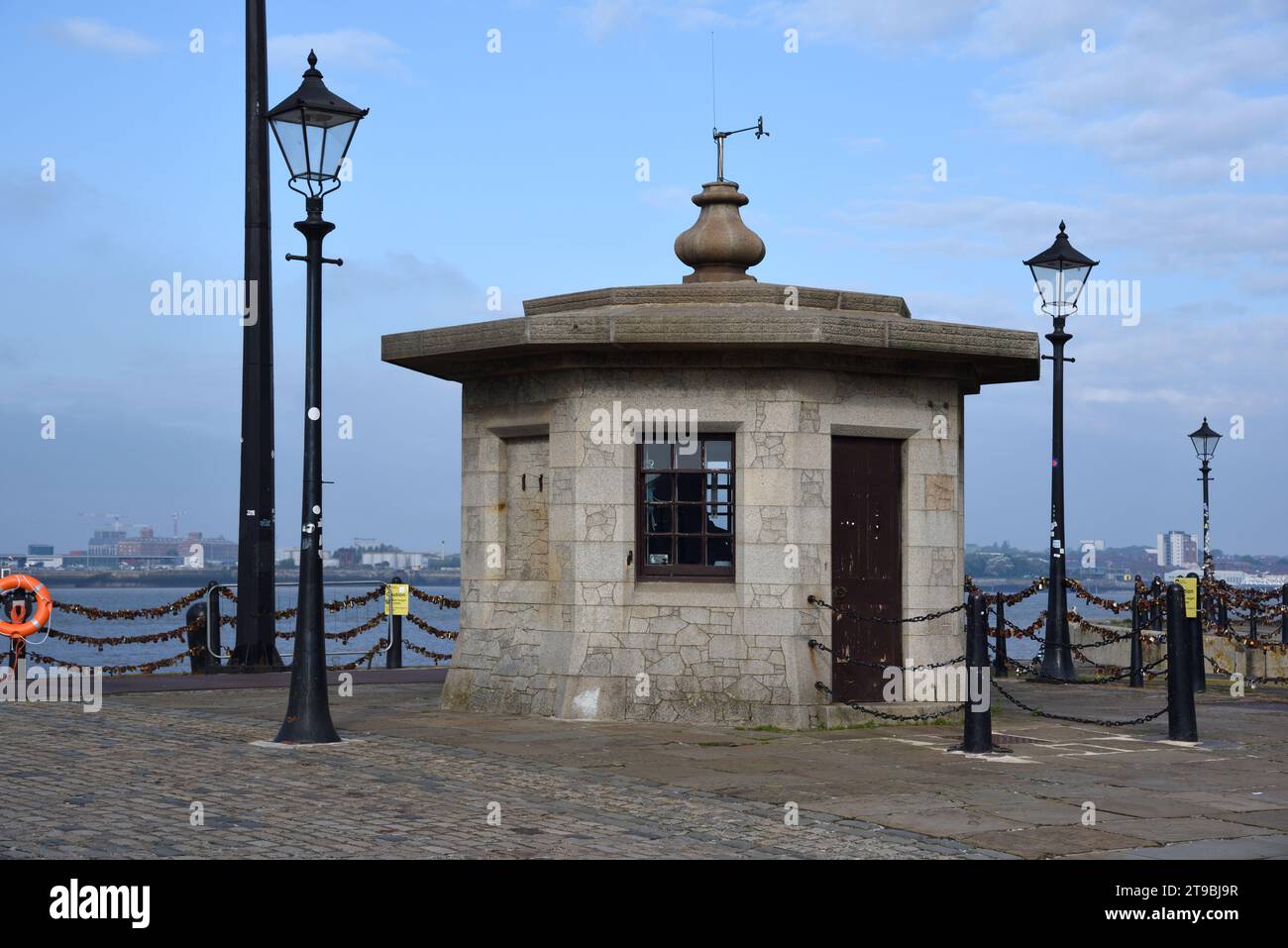 Achteckige Gatekeepers Hut (1844) Lock Keeper's Office, Watchman's Hut oder Waterfront Kiosk, entworfen von Jesse Hartley, Albert Dock Liverpool England U Stockfoto