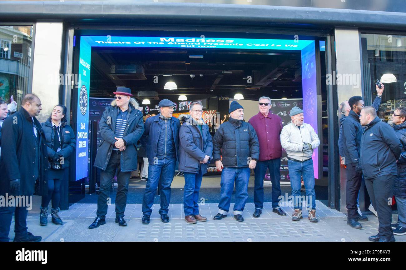 London, Großbritannien. November 2023. Die britische Ska-Pop-Gruppe Madness eröffnet HMV in der Oxford Street. Nach vier Jahren kehrt der berühmte Unterhaltungsladen zu seinem Flaggschiff 363 Oxford Street zurück. Quelle: Vuk Valcic/Alamy Live News Stockfoto