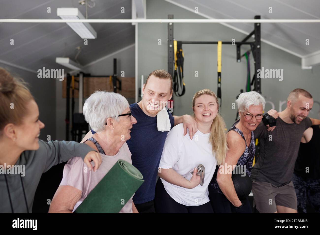 Glückliche Leute im Fitnessstudio, die in die Kamera schauen Stockfoto