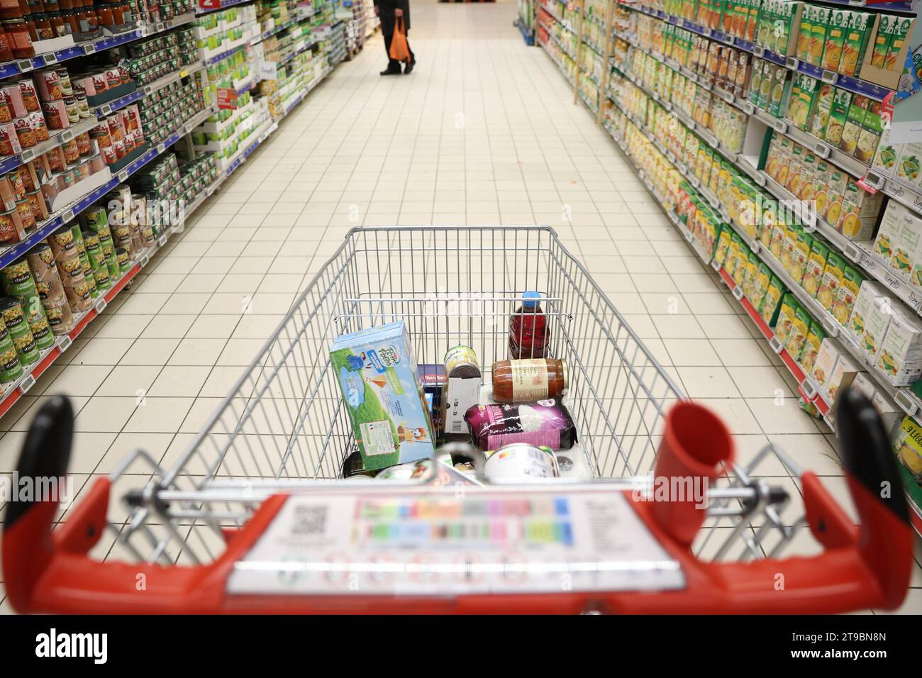 Montesson, Frankreich. Oktober 2023. © PHOTOPQR/LE PARISIEN/LE PARISIEN/ARNAUD JOURNOIS ; MONTESSON ; 26/10/2023 ; ECONOMIE, HYPERMARCHE CARREFOUR DE MONTESSON, AMBIANCE DANS LES RAYONS, CADDIE, POUVOIR D'ACHAT, CONSOMMATION, GRANDE DISTRIBUTION, INFLATION/FOTO LE PARISIEN/ARNAUD JOURNOIS STOCKBILD ÜBER Supermarkt, Kaufkraft, Verbrauch Credit: MAXPPP/Alamy Live News Stockfoto