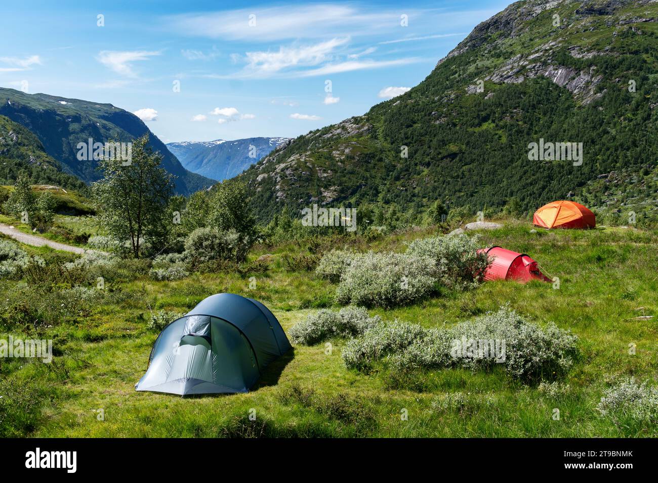 Blick auf Zelte in den Sommerbergen Stockfoto