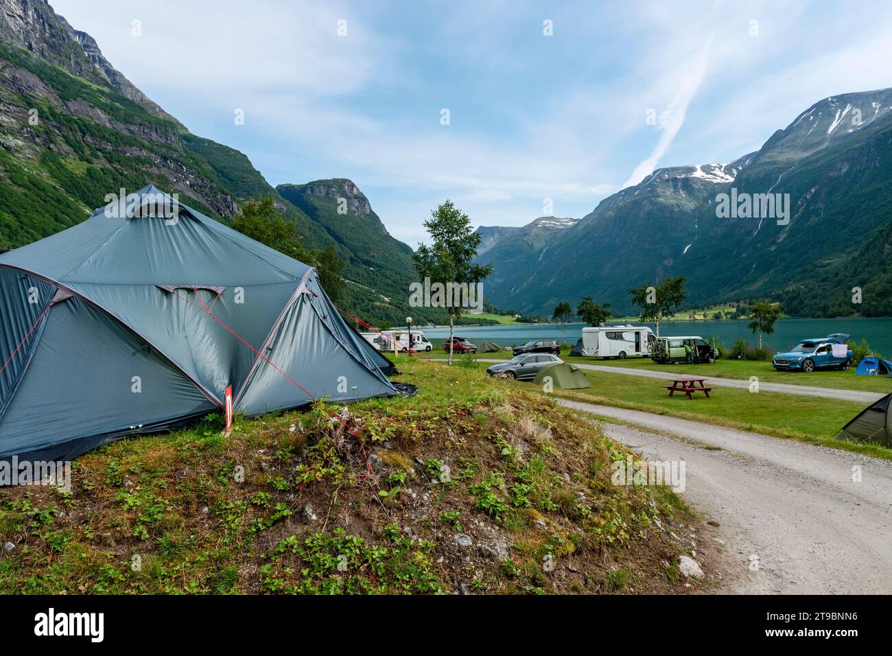 Blick auf den Campingplatz am Fluss in den Bergen Stockfoto
