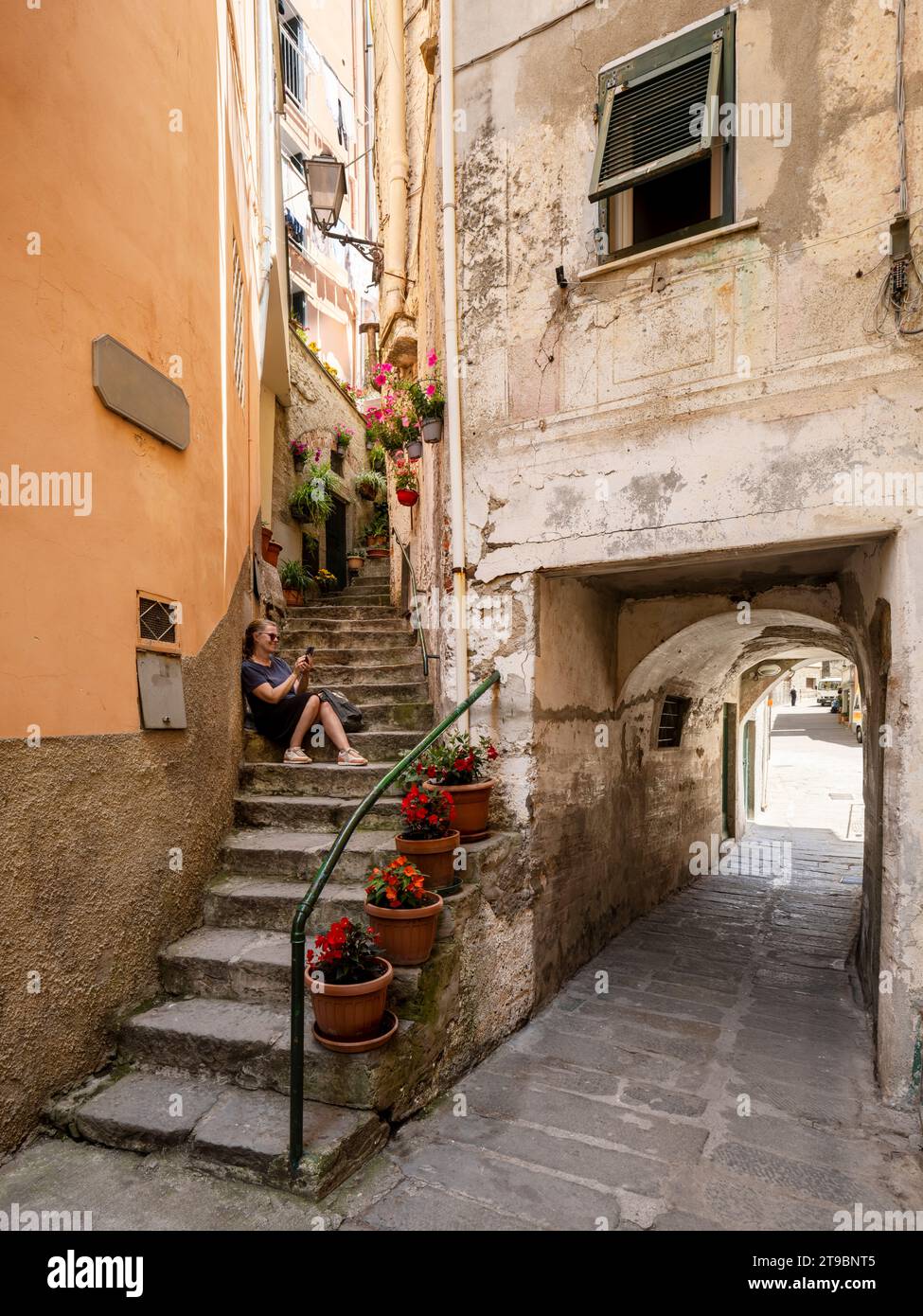 Frau, die auf Treppen in der Altstadt ruht Stockfoto