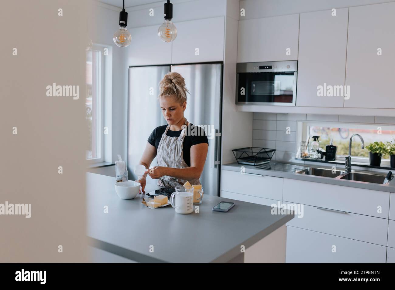 Junge Frau in Küche Backen Stockfoto