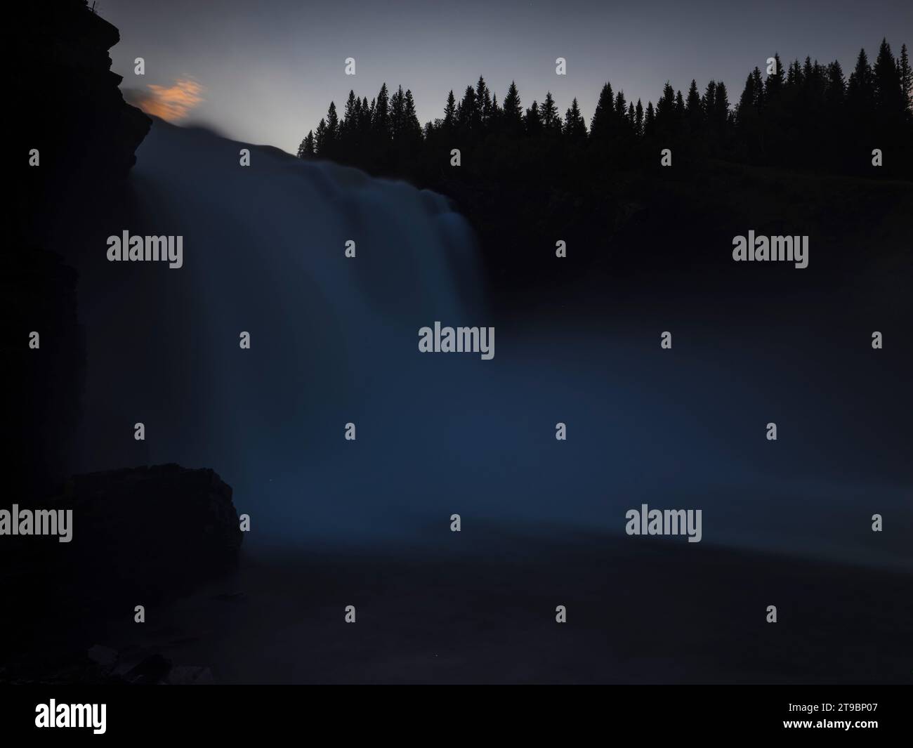 Flacher Blick auf den Wasserfall in der Abenddämmerung Stockfoto