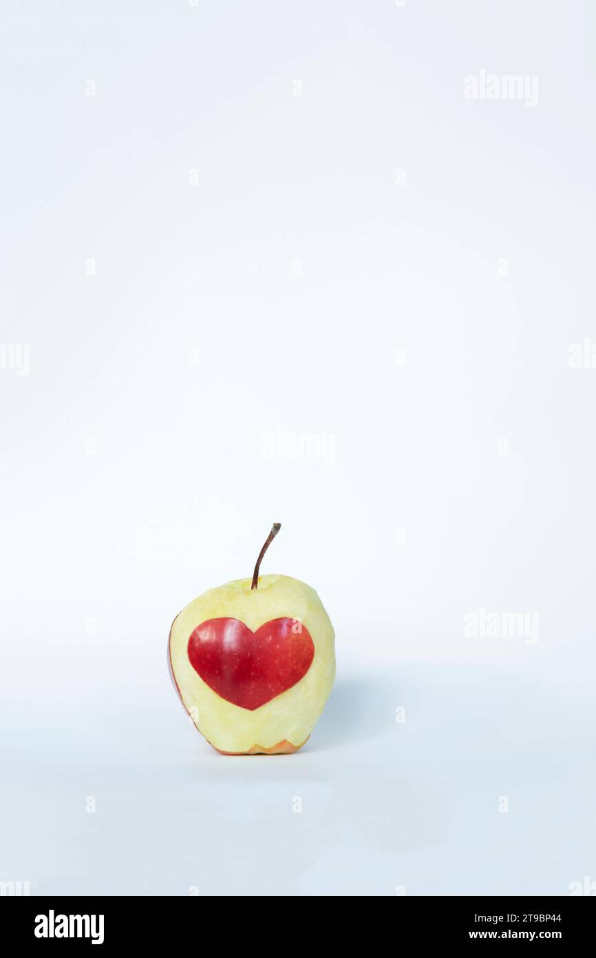 Apfel mit Schale in Herzform Stockfoto