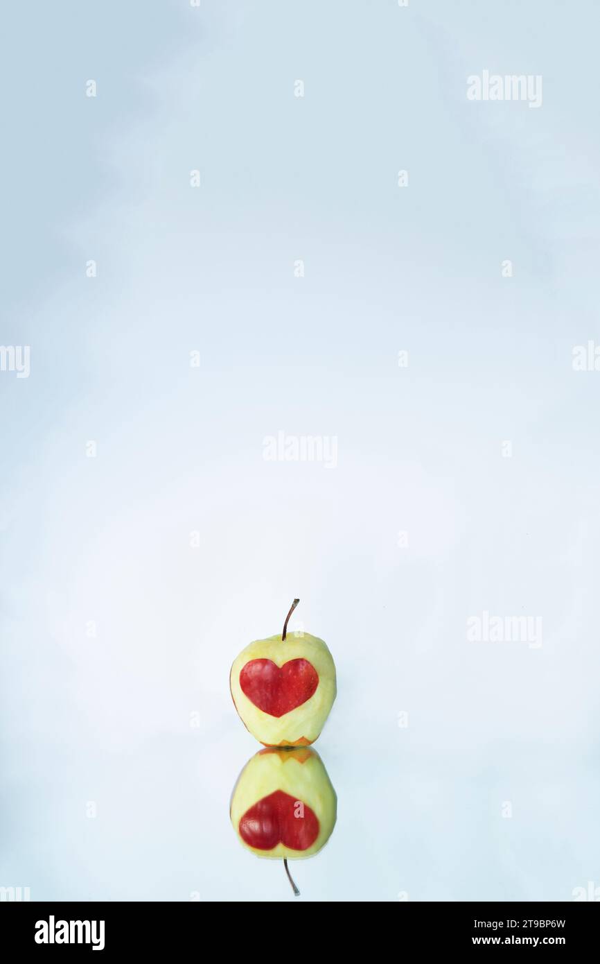 Apfel mit Schale in Herzform Stockfoto