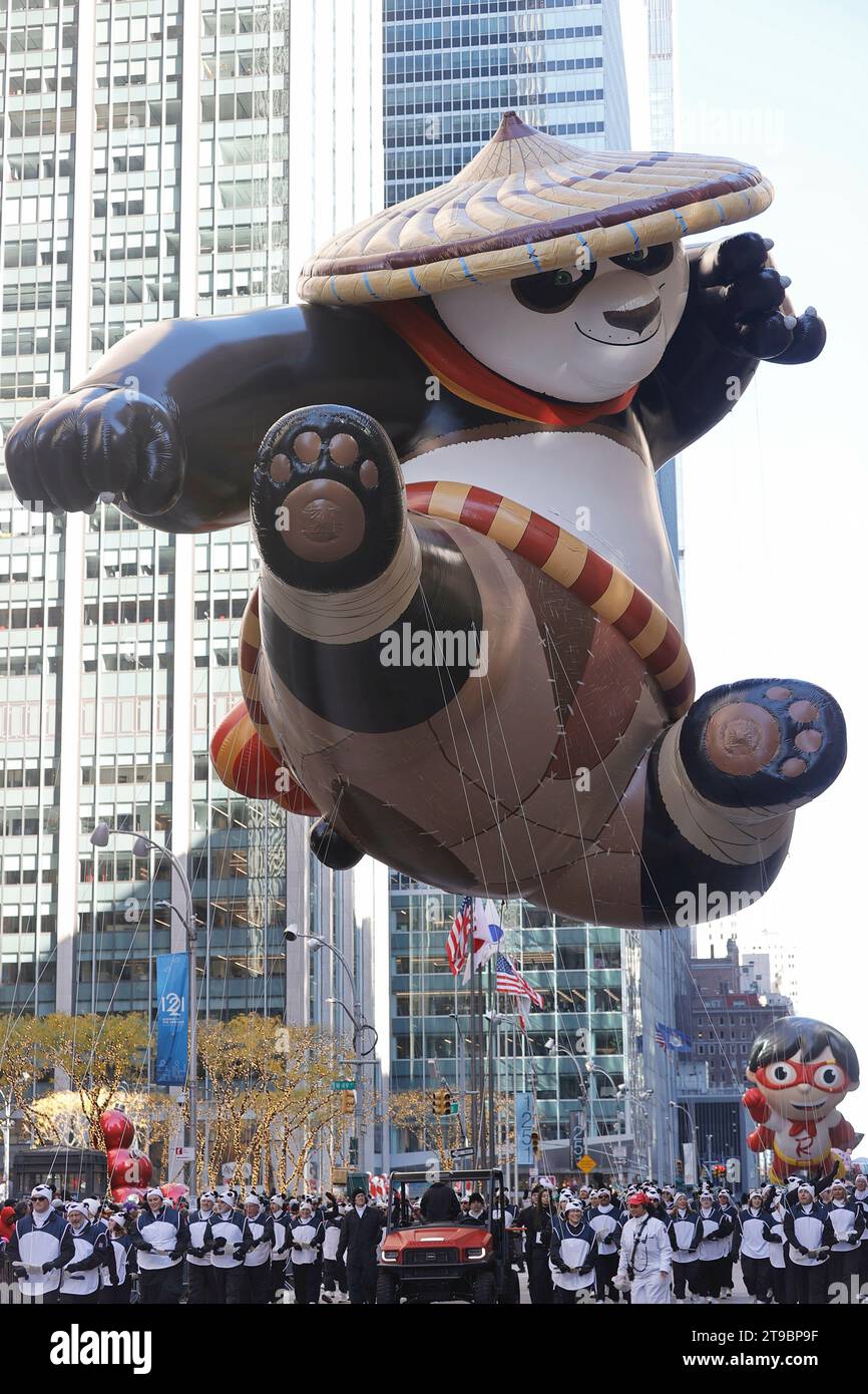 Vereinigte Staaten. November 2023. New York, USA, 23. November 2023 - Kung Fu Panda Ballon bei der Macys Thanksgiving Day Parade 2023 am 23. November 2023 in New York City Credit: Giada Papini Rampelotto/EuropaNewswire/dpa/Alamy Live News Stockfoto