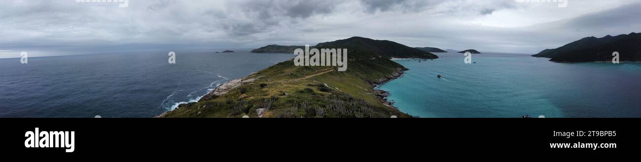 Blick von oben auf den Strand, das Meer und die Klippen von Arraial do Cabo in Brasilien. Wunderschöne farbenfrohe Szenen Stockfoto