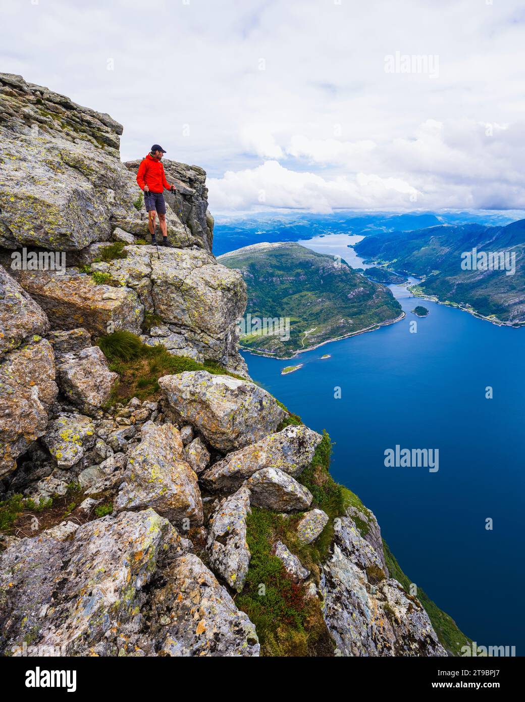 Hochwinkelansicht der Fjorde mit einem Wanderer auf der Spitze Stockfoto