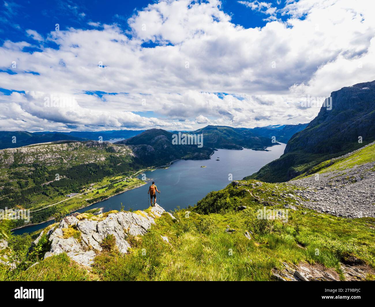 Rückansicht des Wanderers im Stehen und Betrachten der Sommerfjorde Stockfoto