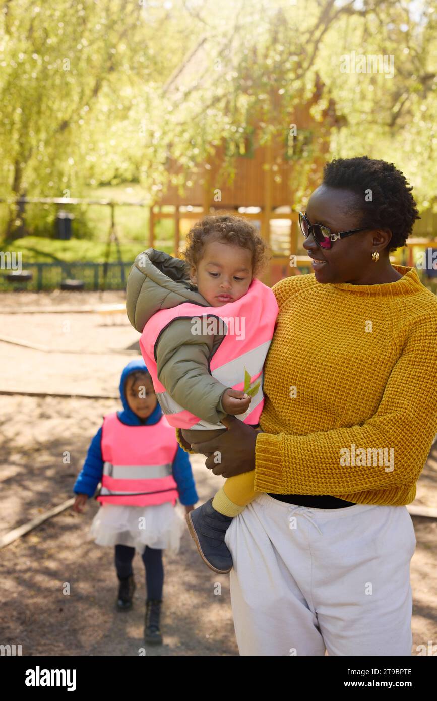 Mutter mit zwei Töchtern im Park Stockfoto