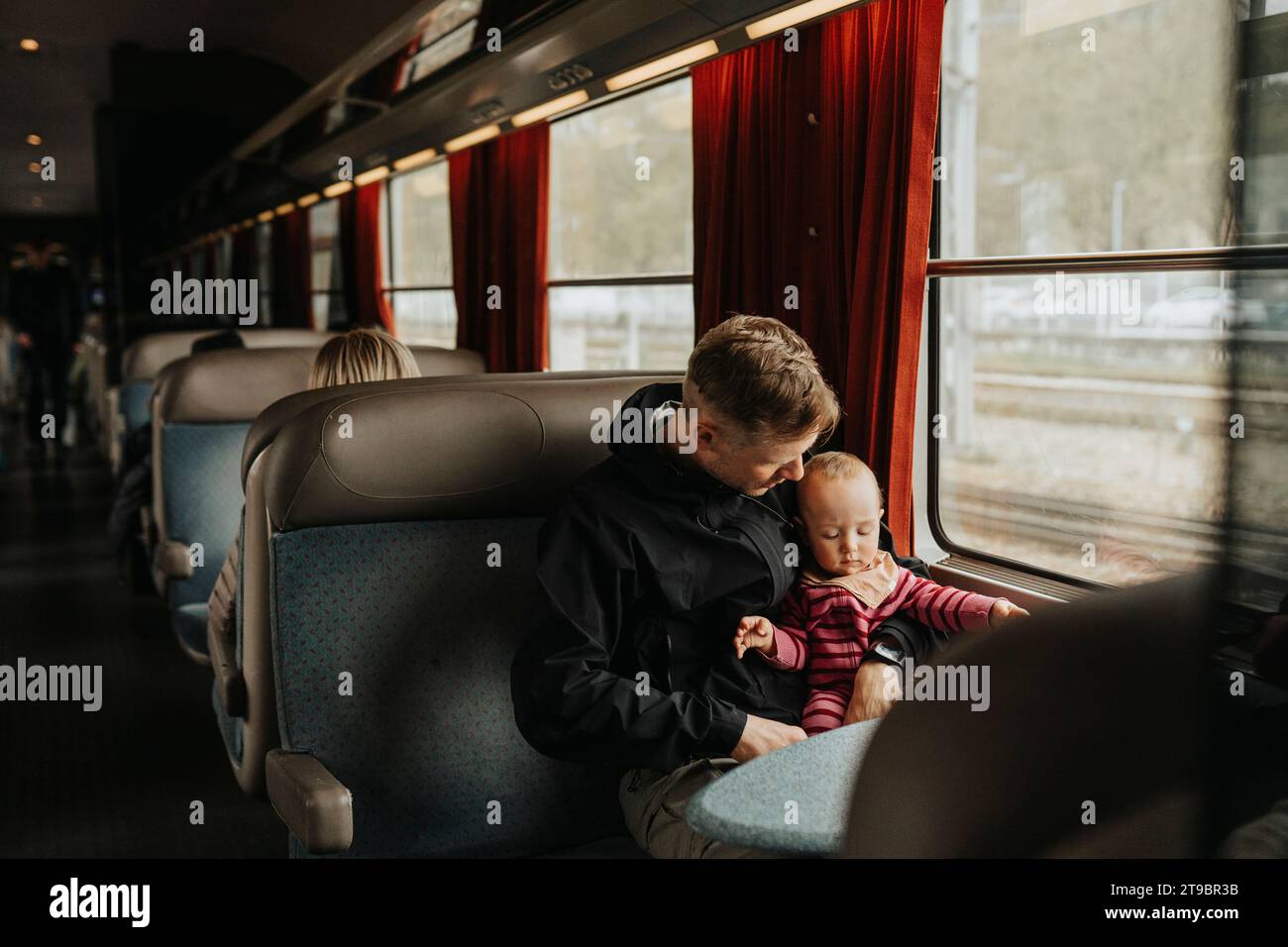 Vater reist mit Baby mit dem Zug Stockfoto