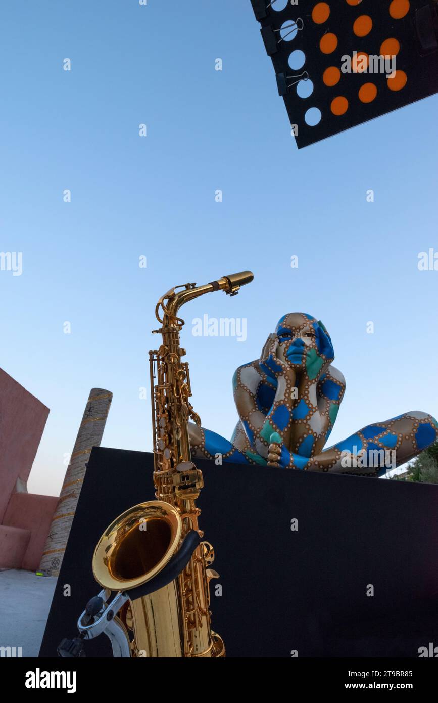 Eine lebensechte Skulptur sitzt auf einem Lautsprecher auf einer Musikbühne in Positano, Amalfiküste, Italien Stockfoto