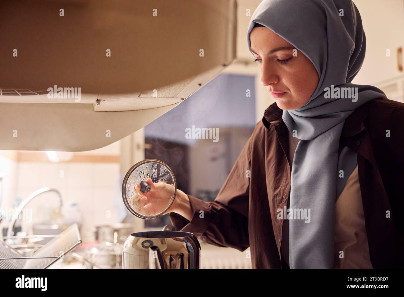 Frau, die zu Hause den Abendtee zubereitete Stockfoto