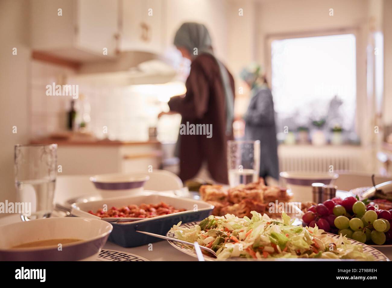 Frauen bereiten eid al-fitr zu Hause vor Stockfoto