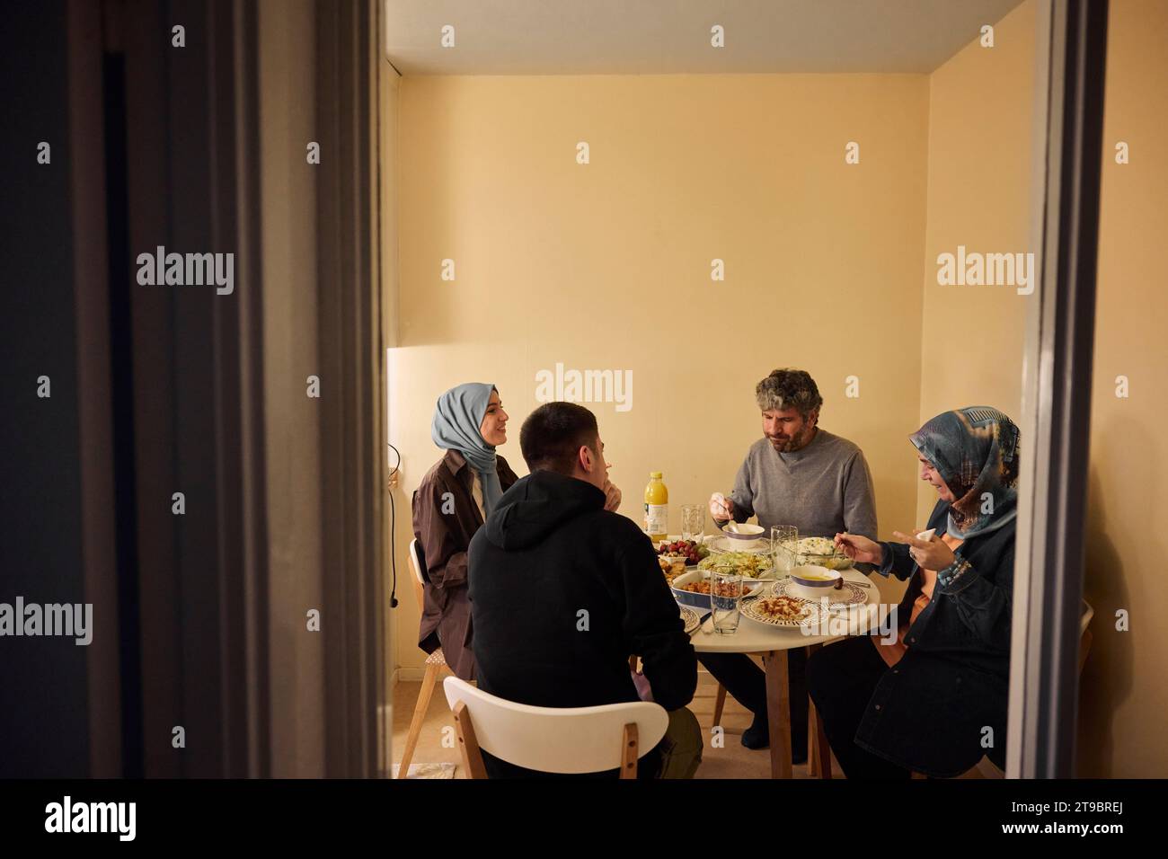 Die Familie isst zu Hause zusammen zu Abend Stockfoto