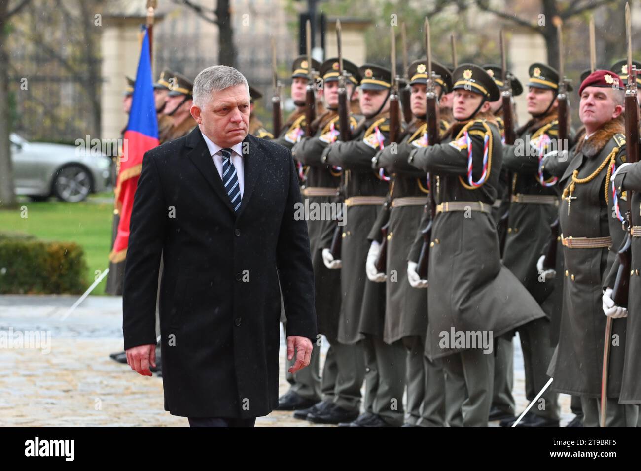 Prag, Tschechische Republik. November 2023. Der slowakische Premierminister Robert Fico läuft vor ihrem Treffen in Prag an der Ehrenwache vorbei. Ministerpräsident der Slowakei Robert Fico besucht die Tschechische Republik auf seiner ersten offiziellen Auslandsreise, wo er mit seinem tschechischen Amtskollegen Petr Fiala zusammentrefft. Robert Fico wurde zum vierten Mal slowakischer Premierminister, nachdem seine Partei Smer - Sozialdemokratie die parlamentswahlen im September gewann. Quelle: SOPA Images Limited/Alamy Live News Stockfoto