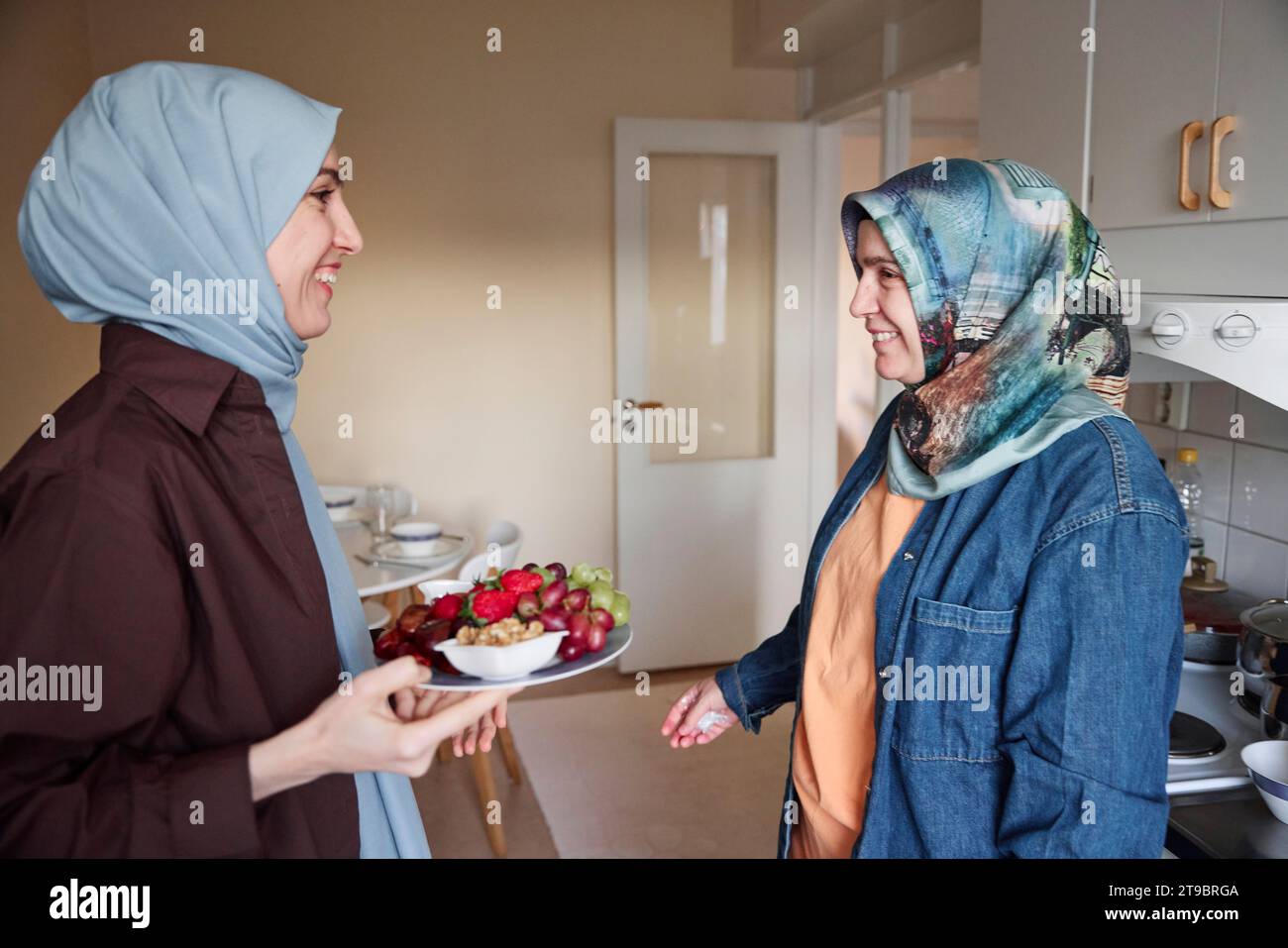 Frauen in Kopftüchern bereiten gesunde Snacks zu Hause vor Stockfoto