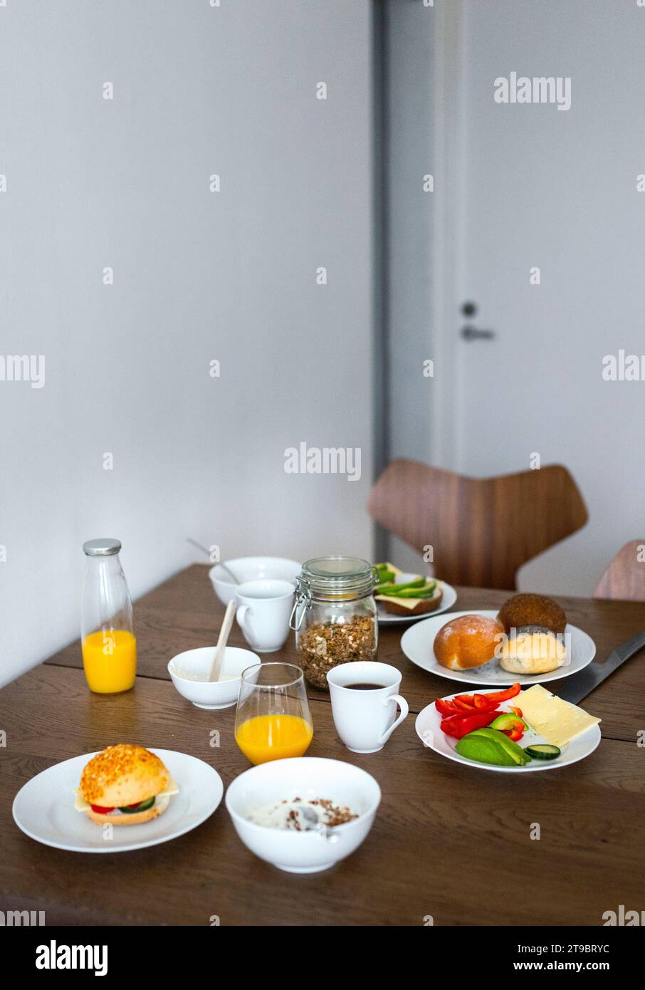 Frisches Frühstück wird am Esstisch zu Hause serviert Stockfoto