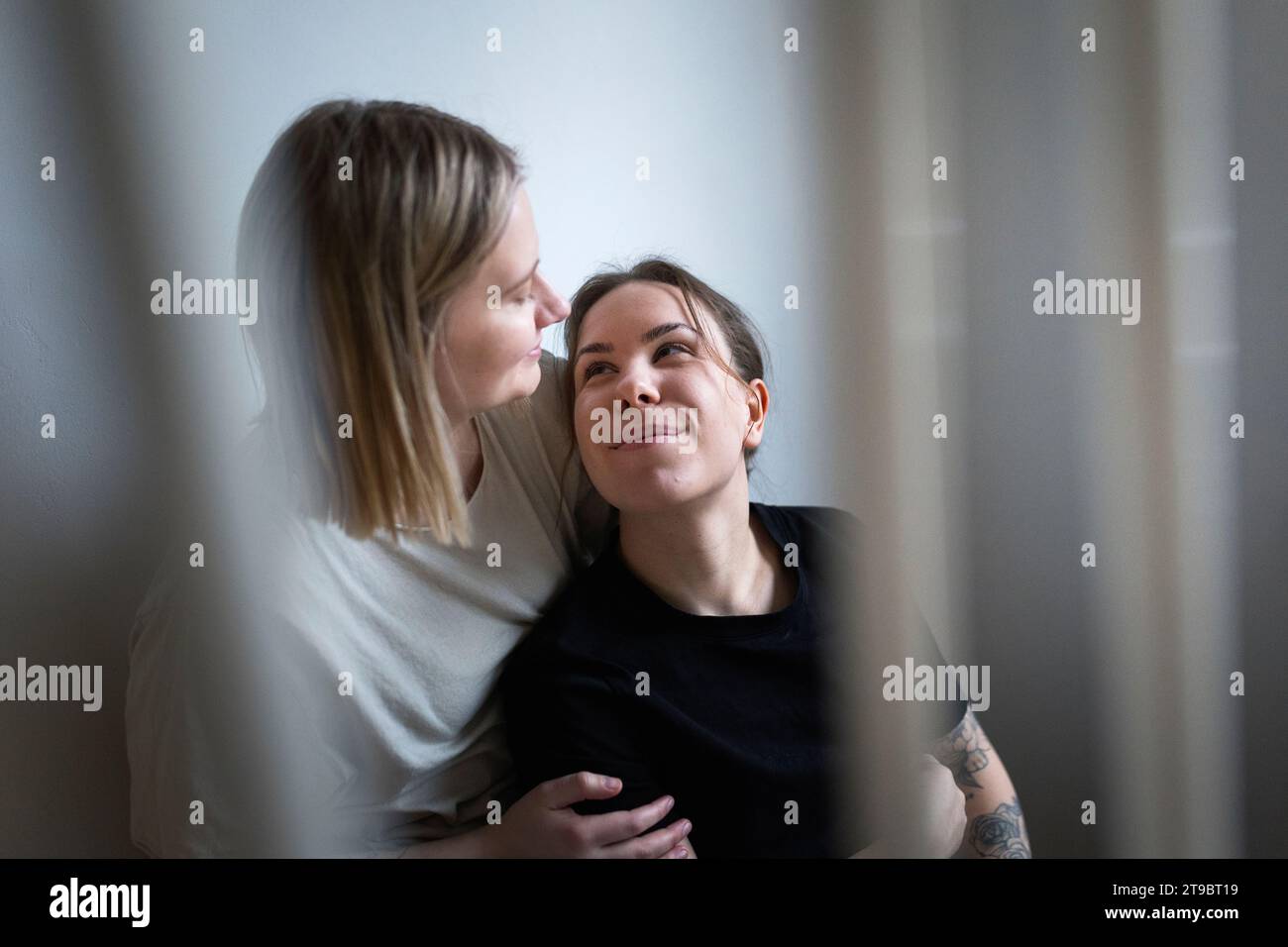 Liebe junge lesbische Frauen, die sich anschauen Stockfoto