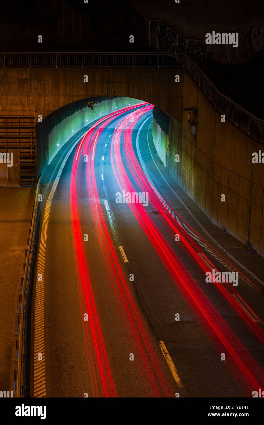 Leichte Wege auf der Autobahn mit Tunnel bei Nacht Stockfoto