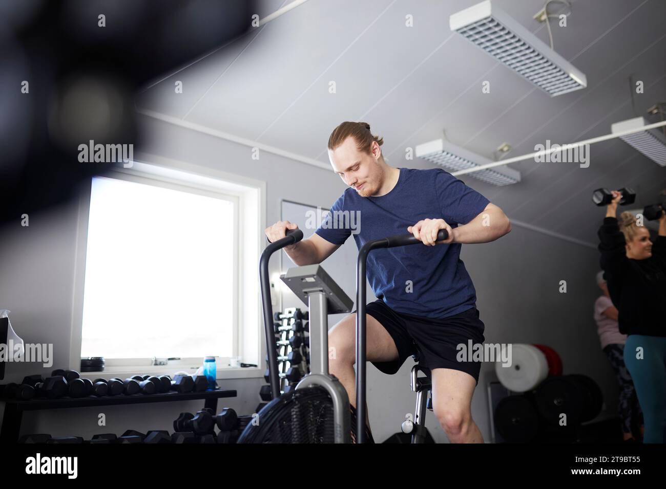 Mann, der im Fitnesscenter auf dem Fahrrad trainiert Stockfoto