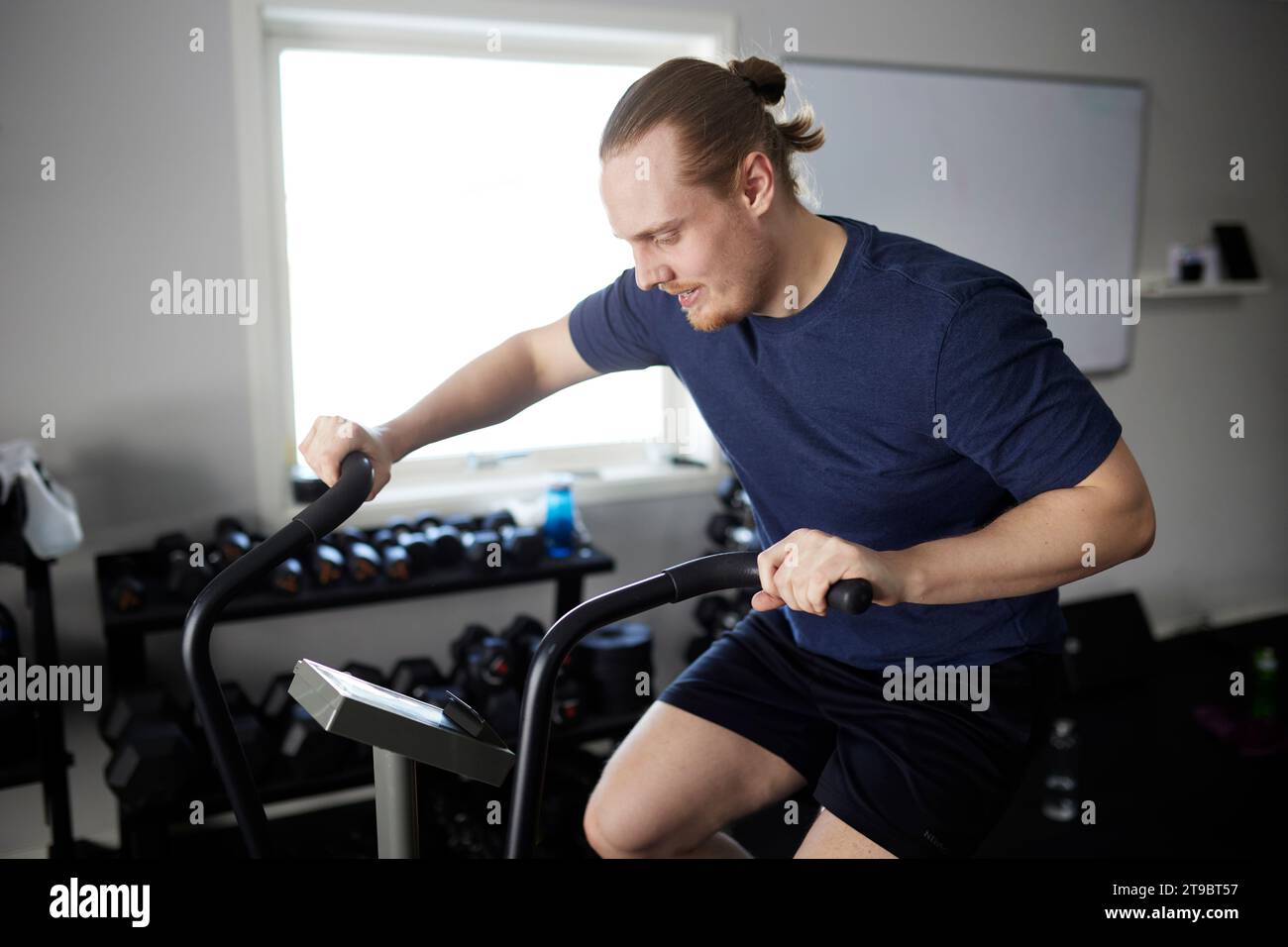 Mann auf dem Heimtrainer im Fitnessstudio Stockfoto