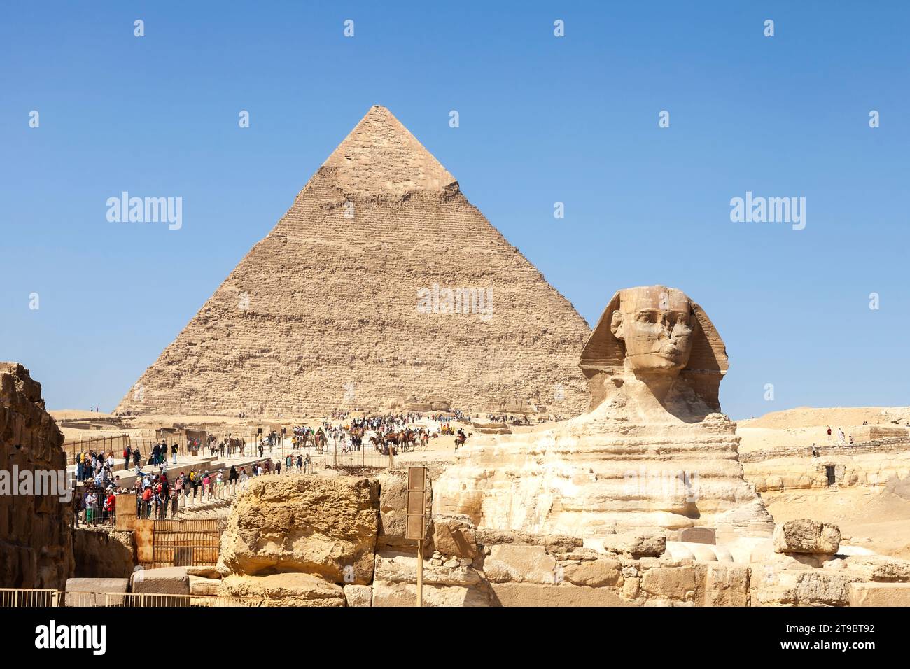 Touristen an der Sphinx und Pyramide von Chephren vor klarem blauem Himmel Stockfoto