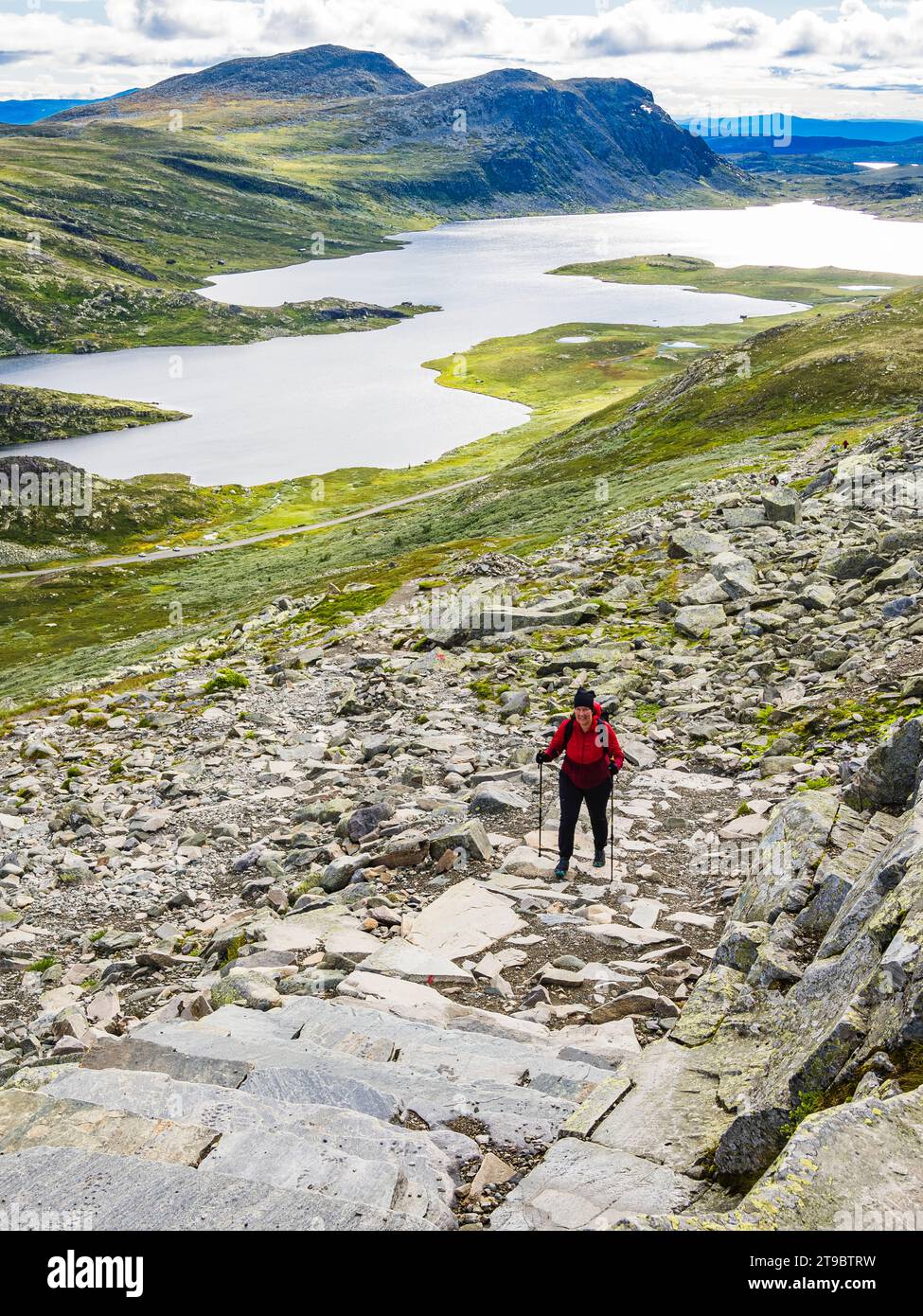 Weibliche Wanderer, die am Wochenende auf Felsen um See erkunden Stockfoto