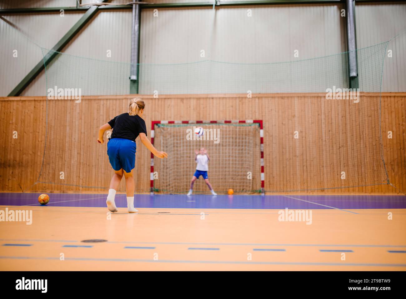Handballspielerinnen, die auf dem Sportplatz mit Ball spielen Stockfoto