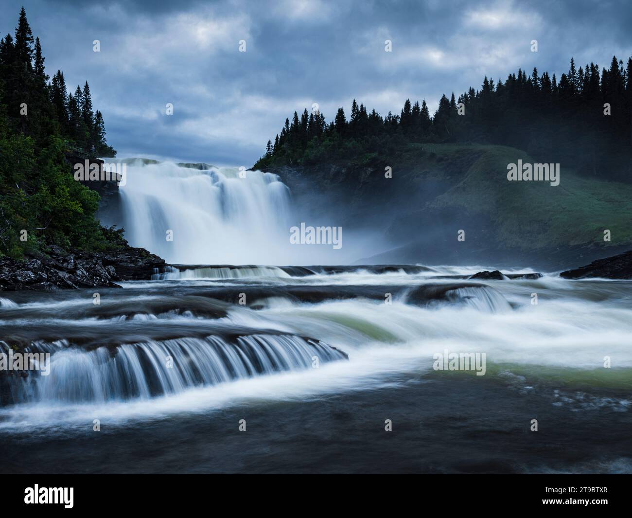 Majestätischer Tannforsen-Wasserfall gegen den Himmel Stockfoto