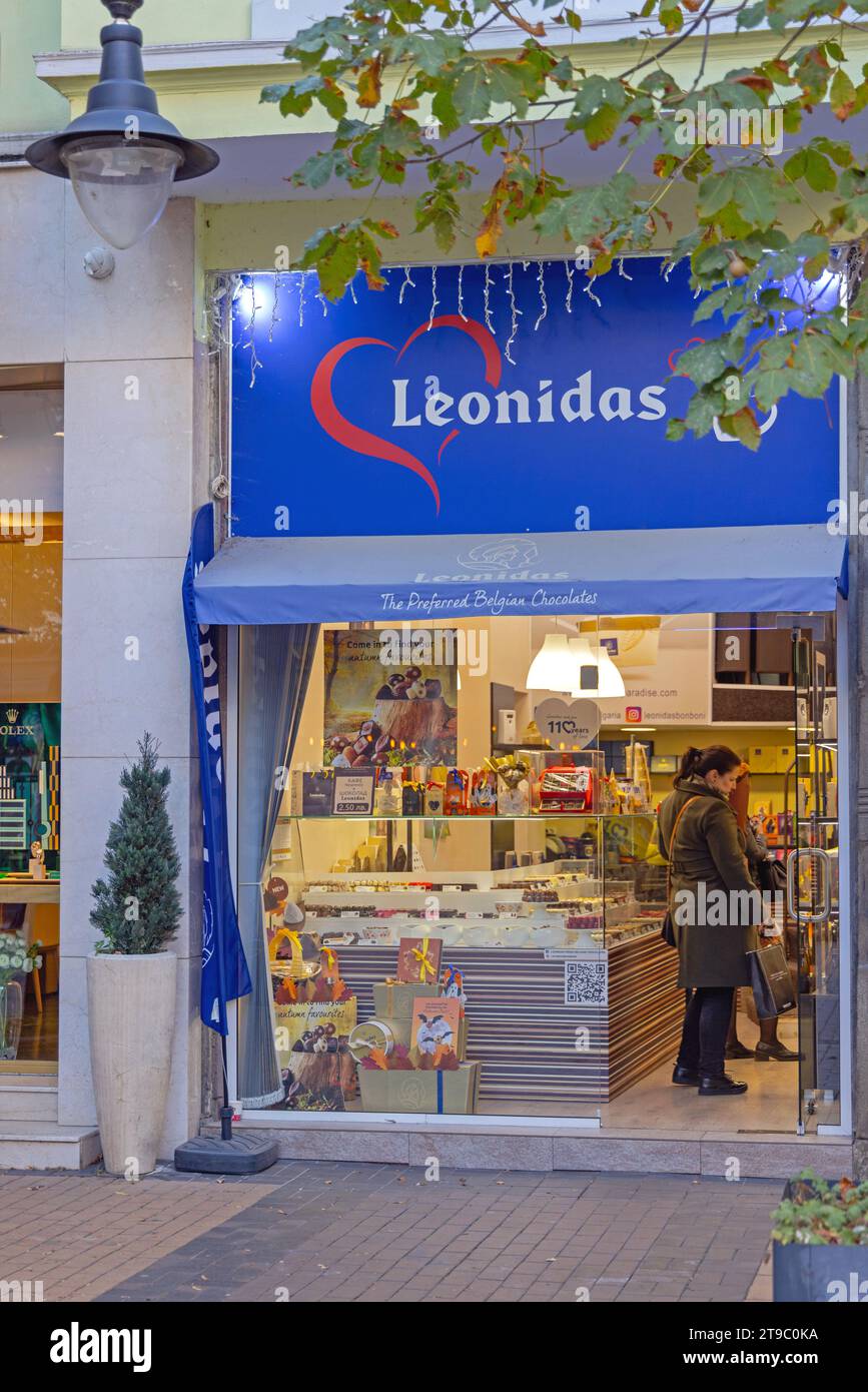 Sofia, Bulgarien - 16. Oktober 2023: Belgischer Schokoladenladen Leonidas am Vitosha Boulevard im Stadtzentrum. Stockfoto