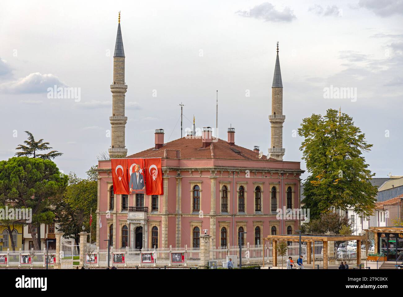 Edirne, Türkei - 17. Oktober 2023: Rathaus Der Gemeinde Edirne Mit Türkischen Fahnen, Herbsttag. Stockfoto