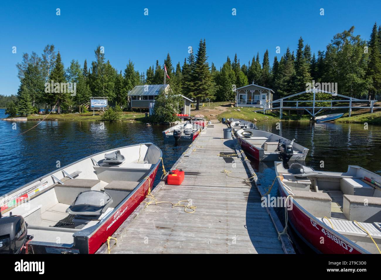 Fischerboote liegen am Dock des Lac du Male Ausstatters in der Provinz Quebec, Kanada Stockfoto