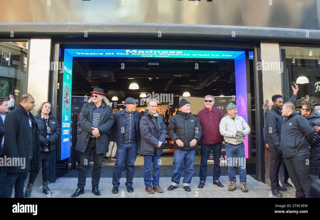 London, Großbritannien. November 2023. Die britische Ska-Pop-Gruppe Madness eröffnet HMV in der Oxford Street. Nach vier Jahren kehrt der berühmte Unterhaltungsladen zu seinem Flaggschiff 363 Oxford Street zurück. Quelle: Vuk Valcic/Alamy Live News Stockfoto