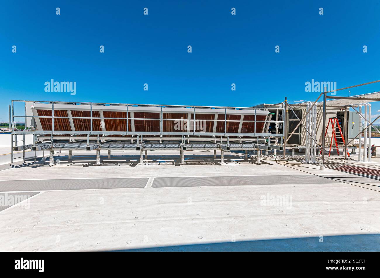 Ein adiabatischer Kondensator auf dem Dach eines CO2-Kühllagers (Industriekühlung) Stockfoto