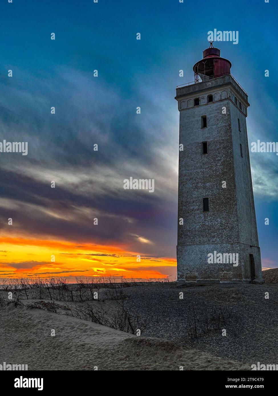 Sonnenuntergang am Leuchtturm Rubjerg Knude Fyr bei Lokken in Dänemark. Stockfoto