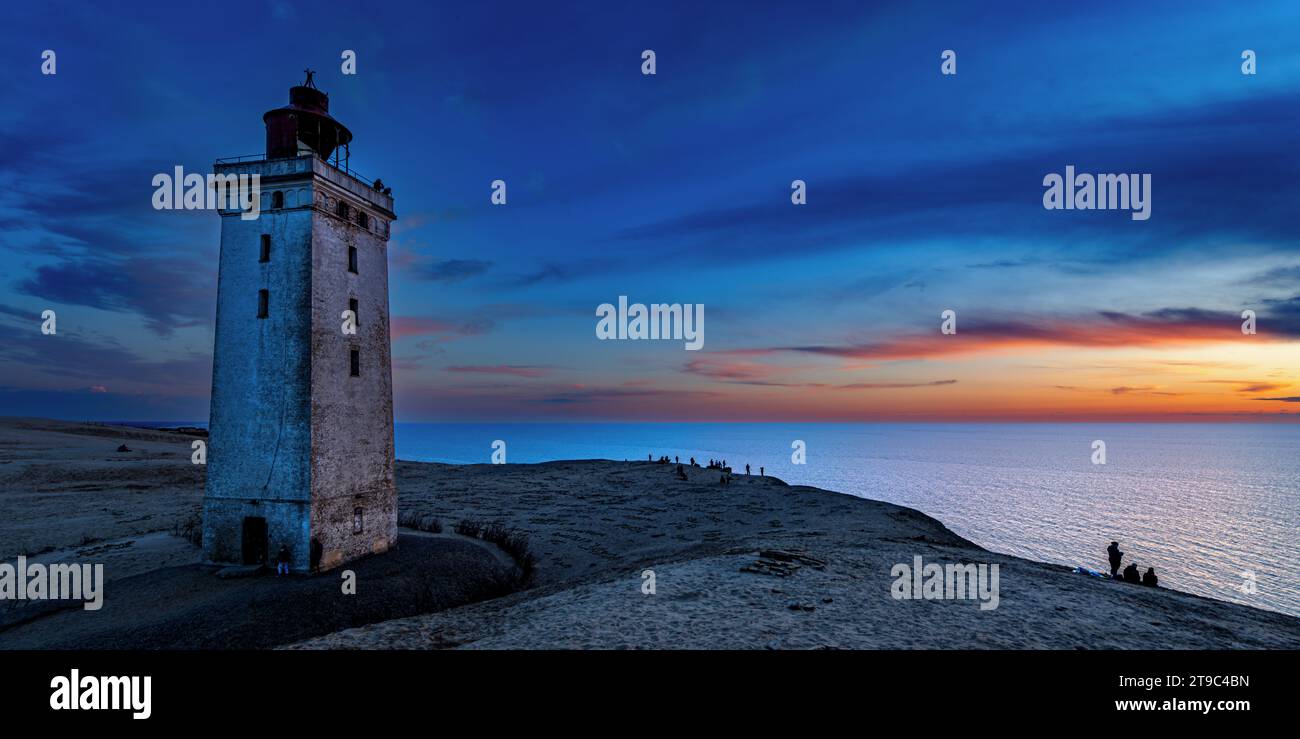 Sonnenuntergang am Leuchtturm Rubjerg Knude Fyr bei Lokken in Dänemark. Stockfoto
