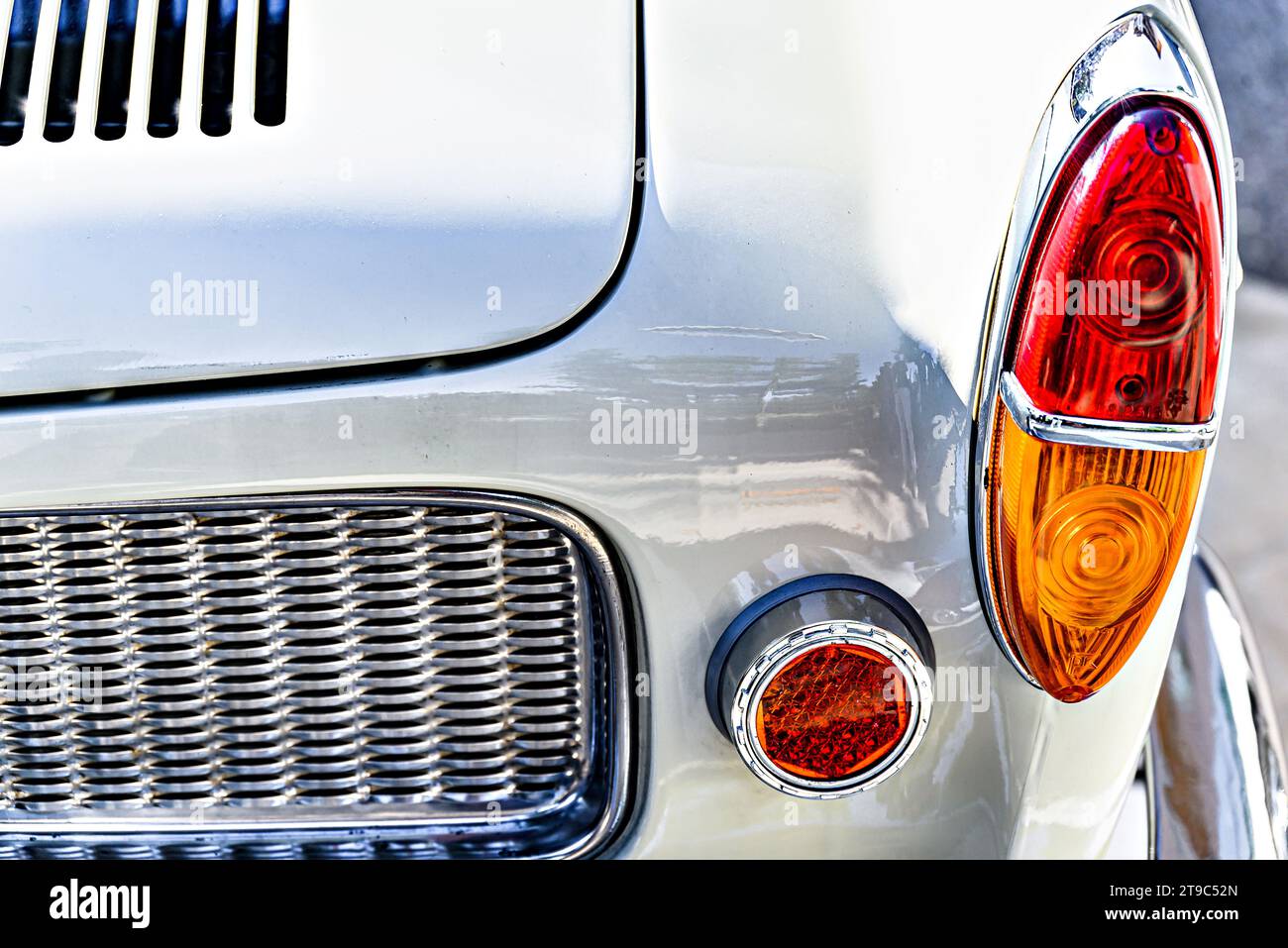 Details der Scheinwerfer eines alten Autos, eines klassischen, Retro-Fahrzeugs Stockfoto