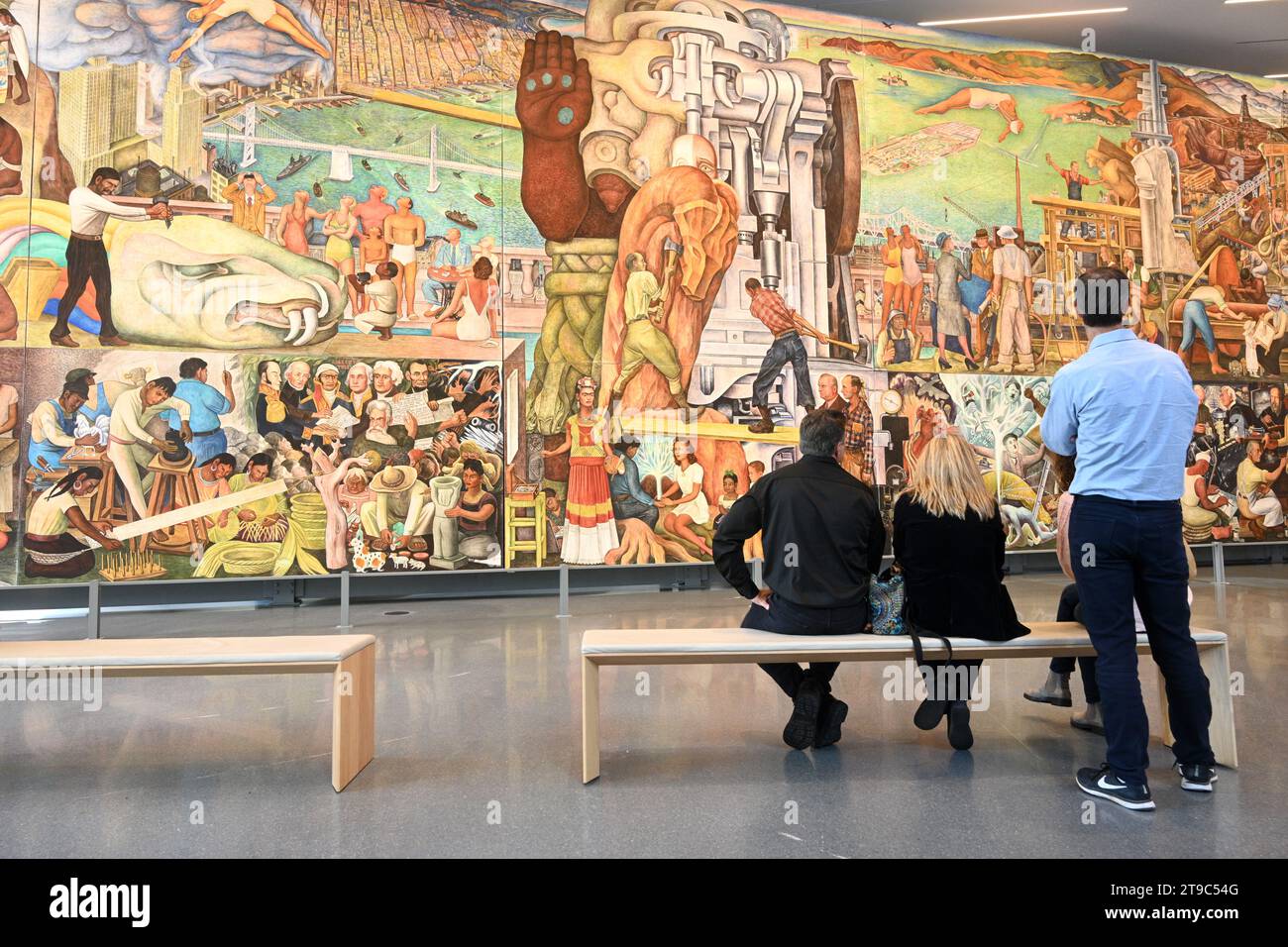 San Francisco, CA, USA - 28. Juli 2023: People Observing 'Pan American Unity' ein Wandgemälde des mexikanischen Künstlers Diego Rivera im San Francisco Museum o Stockfoto