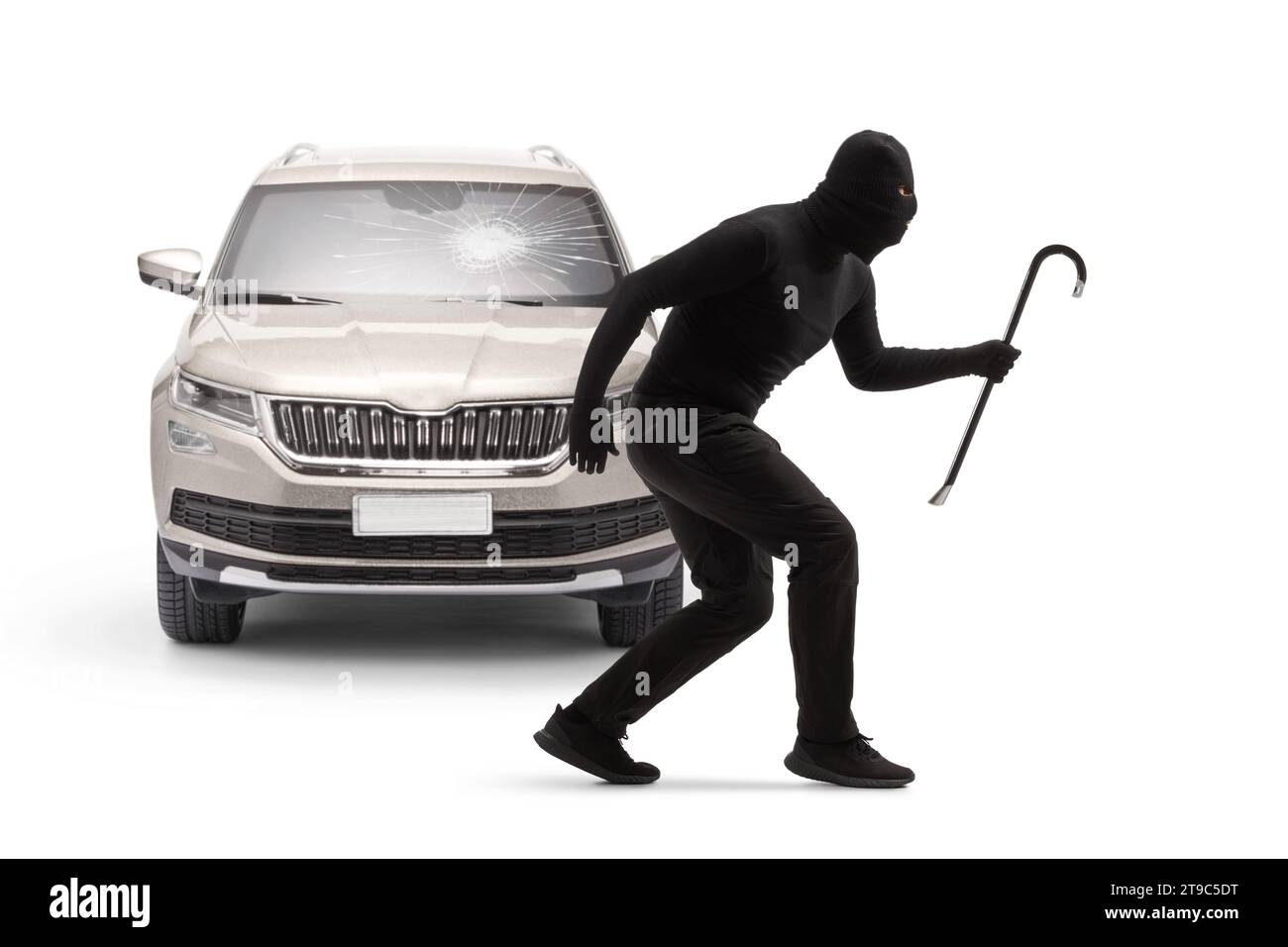 Einbrecher mit Sturmhaube und einem Brecheisen, der vor einem Auto mit einer kaputten Windschutzscheibe auf weißem Hintergrund steht Stockfoto