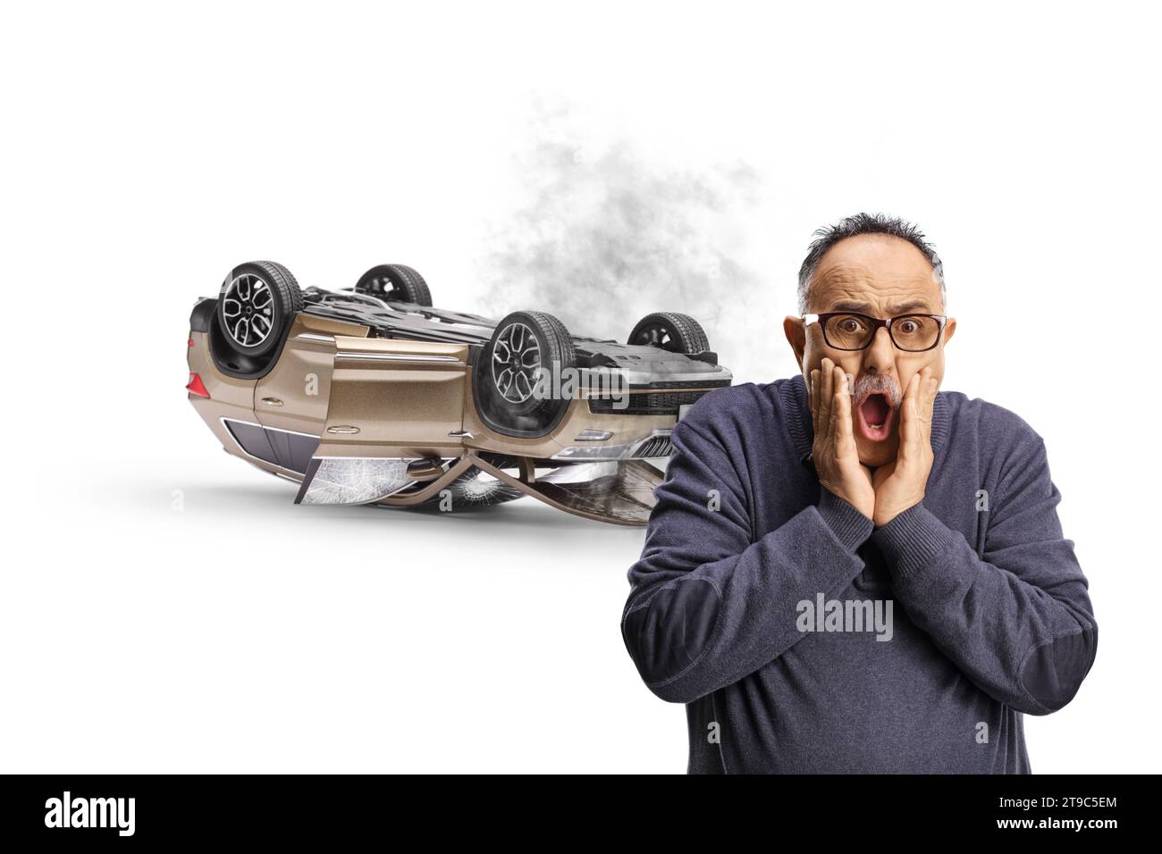 Schockierter reifer Mann, wie ein Auto isoliert auf weißem Hintergrund stürzt Stockfoto