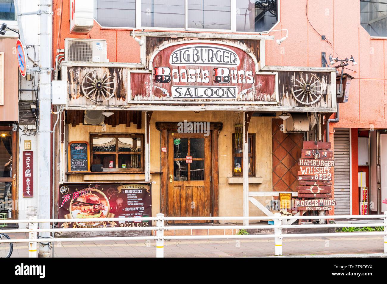 Die japanische Burgerbar Boogie Buns Saloon ist ein amerikanischer Wildwest-Saloon an einer Hauptstraße in Fukuyama. Außenbereich mit Eingang und Menüs. Stockfoto