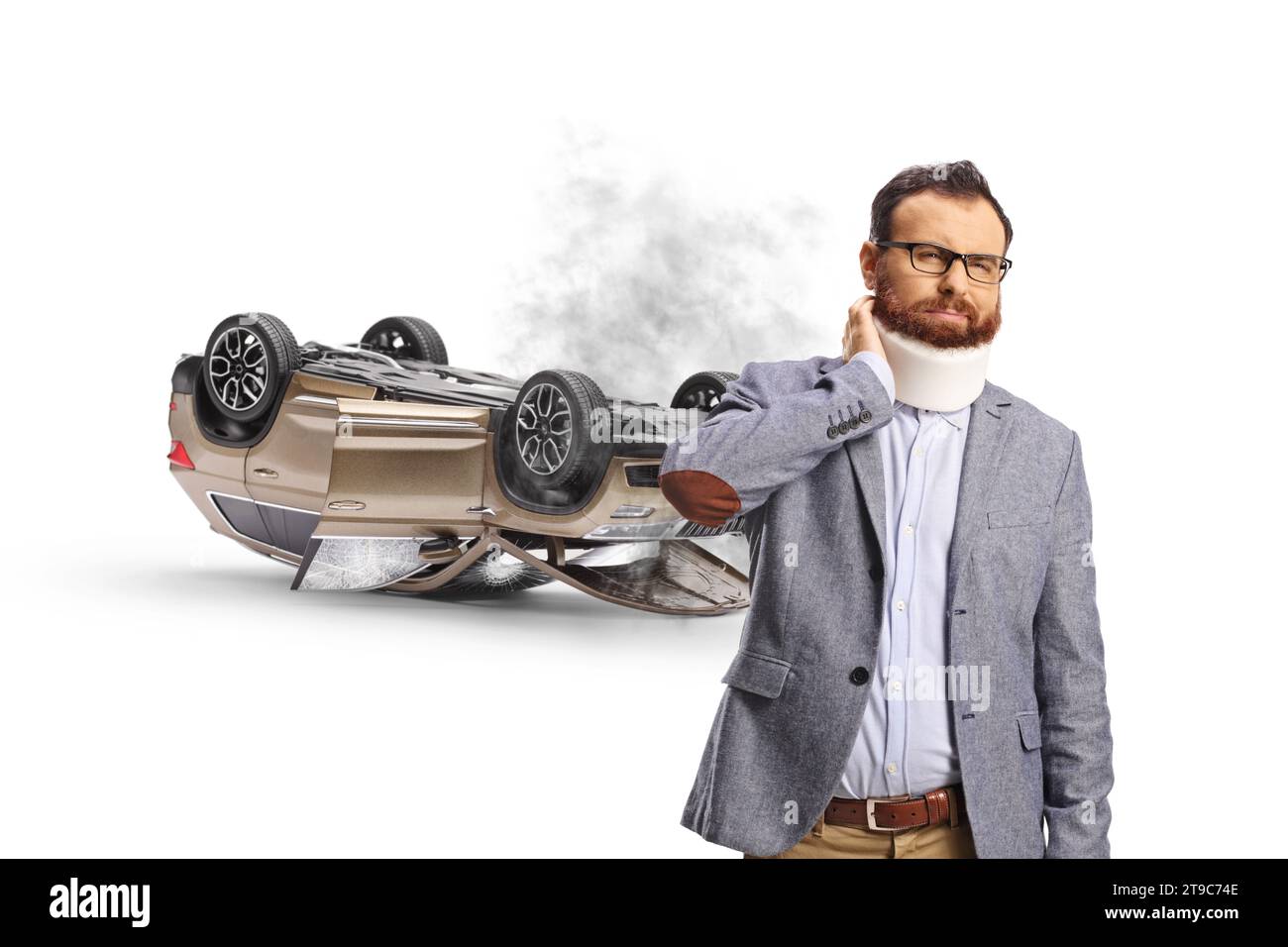 Bärtiger Mann mit Halswirbelhalsband vor einem zertrümmerten Auto, isoliert auf weißem Hintergrund Stockfoto