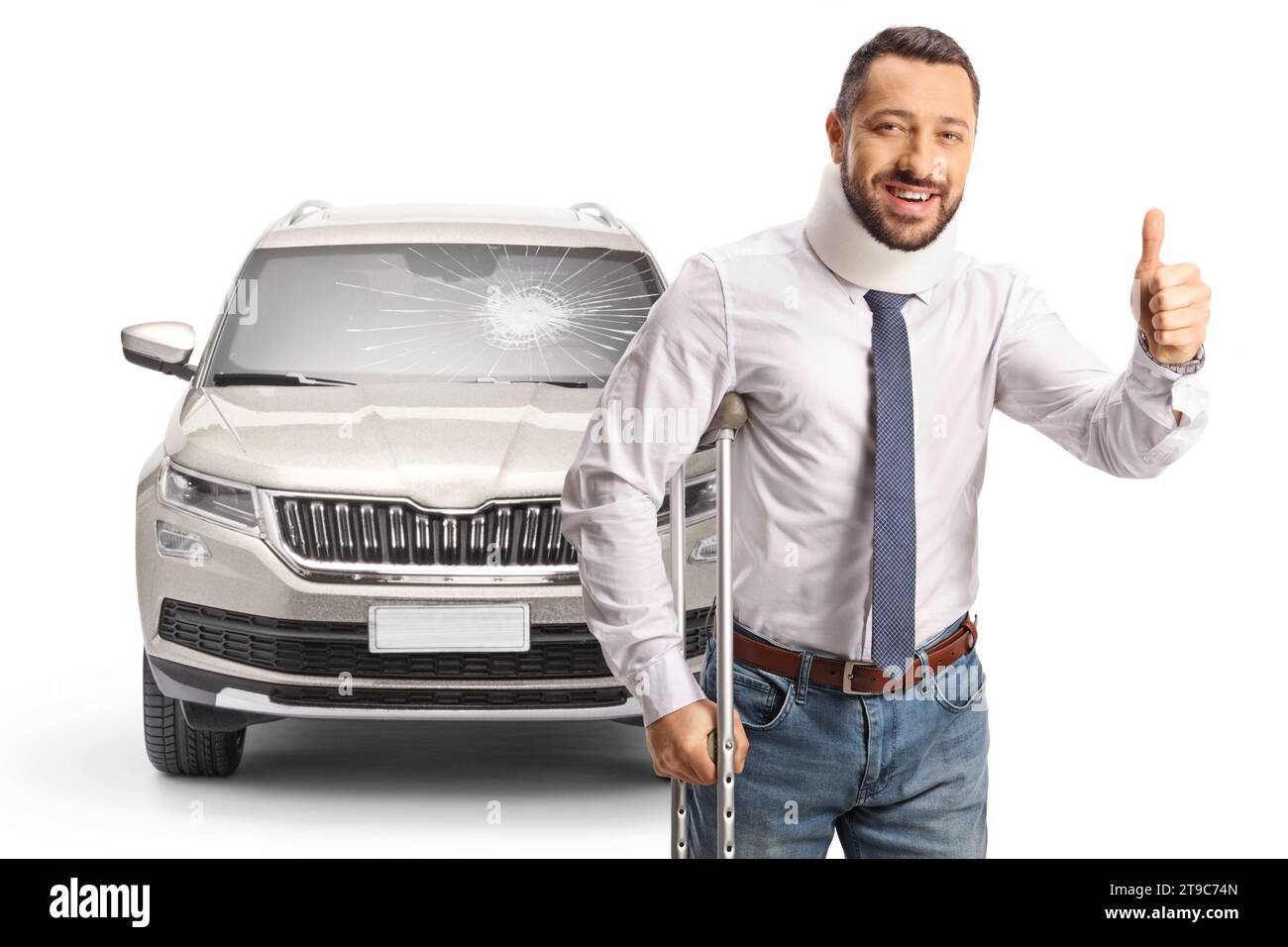 Verletzter Mann mit einer Krücken, die Daumen nach oben vor einem Auto mit einer kaputten Windschutzscheibe auf weißem Hintergrund bewegt Stockfoto