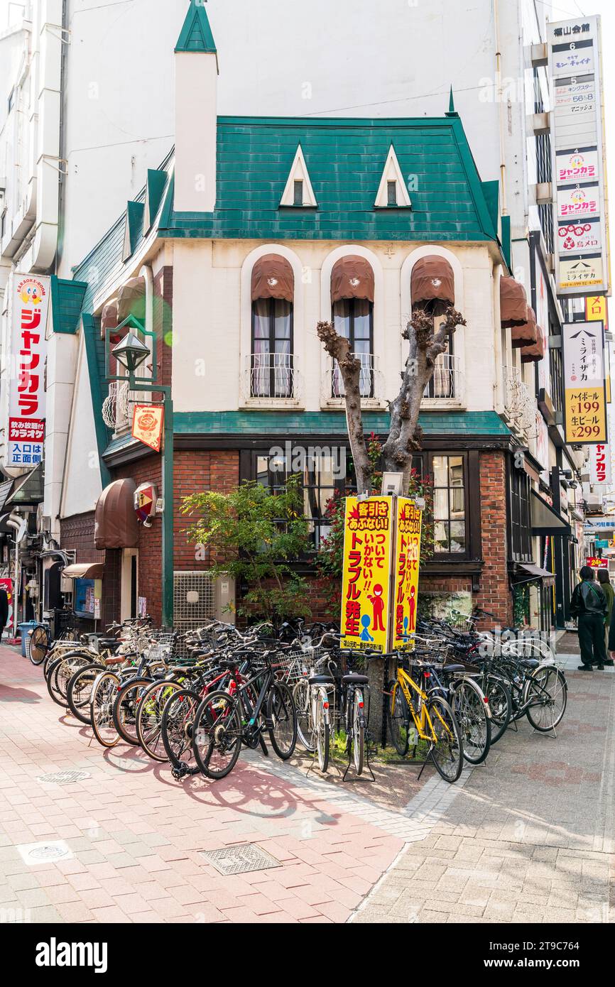 Luna Coffee Shop auf Motomachi in Fukuyama. Außenfassade im europäischen Stil mit hohen, abgewinkelten begrünten Dächern und hohen Fenstern. Fahrräder stehen draußen. Stockfoto